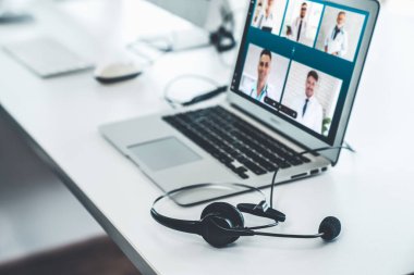 Doktorun hastayla aktif olarak konuşması için internet üzerinden teletıp görüntüsü