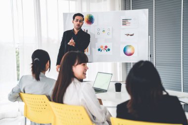 İş adamları daire içinde otururken iş projesini ustaca tartışıyor