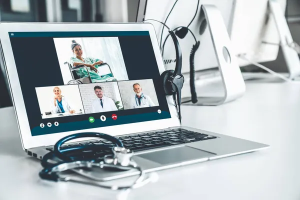 Service de télémédecine appel vidéo en ligne pour que le médecin discute activement avec le patient — Photo