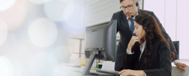 Ofiste çalışan, kulaklık takan iş adamları daha geniş görüşlü.