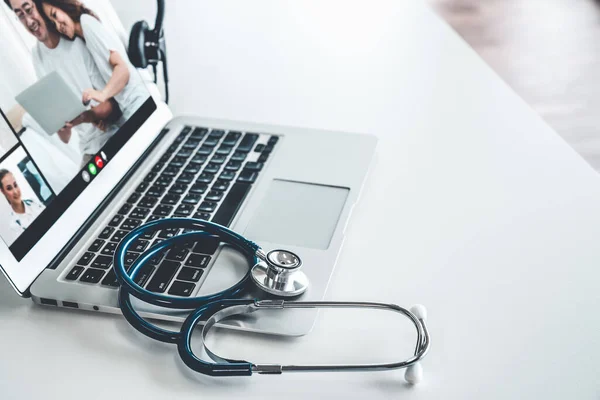 Usługa telemedycyny online połączenie wideo dla lekarza, aby aktywnie rozmawiać z pacjentem — Zdjęcie stockowe