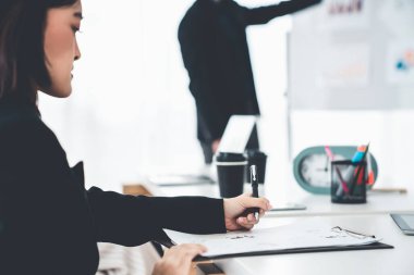 İş kadını toplantı yapıyor. Ofis odasında kağıt yazıyor. .