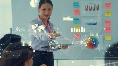 Şirket personeli toplantısındaki iş adamları imrendirici grafikle