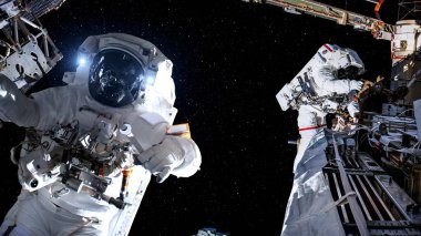 Astronot uzay yürüyüşü yaparken uzay uçuşları görevinde çalışıyor.