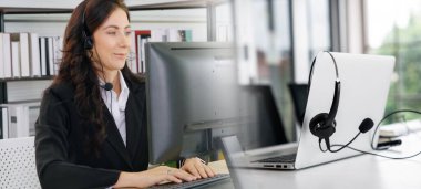 Ofiste çalışan, kulaklık takan iş adamları daha geniş görüşlü.