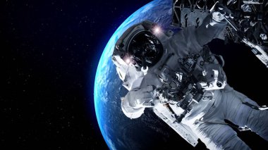 Astronot uzay yürüyüşü yaparken uzay uçuşları görevinde çalışıyor.