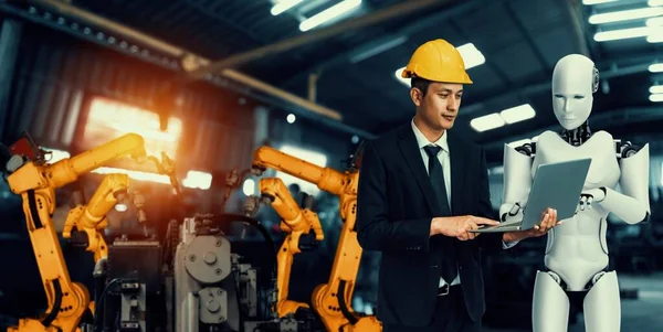 Механізований промисловий робот і працівник, який працює разом на майбутньому заводі — стокове фото