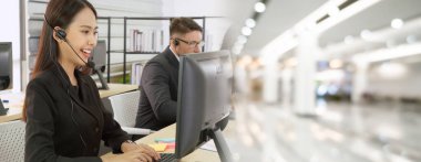 Ofiste çalışan, kulaklık takan iş adamları daha geniş görüşlü.