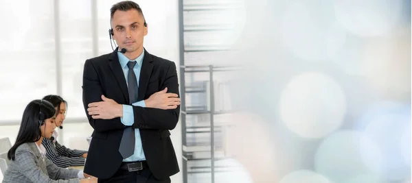 Gli uomini d'affari che indossano cuffie che lavorano in ufficio ampliano la vista — Foto Stock