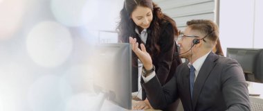 Ofiste çalışan, kulaklık takan iş adamları daha geniş görüşlü.