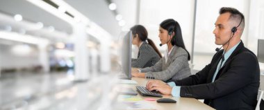 Ofiste çalışan, kulaklık takan iş adamları daha geniş görüşlü.