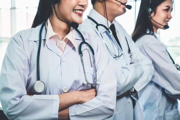 Équipe de médecins portant un casque parlant activement lors d'un appel vidéo à la clinique de l'hôpital — Photo