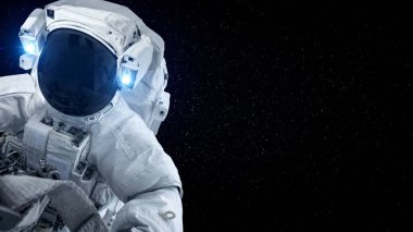 Astronot uzay yürüyüşü yaparken uzay uçuşları görevinde çalışıyor.