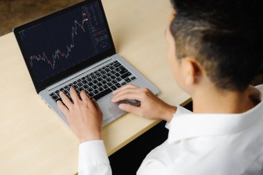 Dahiyane bilgisayar yazılımının borsa veri tablosu analizi