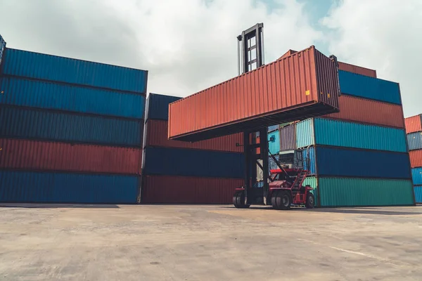 Nákladní kontejner pro zámořskou dopravu v loděnici s těžkým strojem . — Stock fotografie