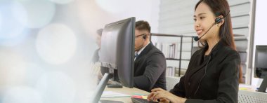 Ofiste çalışan, kulaklık takan iş adamları daha geniş görüşlü.