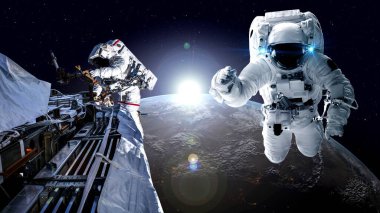 Astronot uzay yürüyüşü yaparken uzay uçuşları görevinde çalışıyor.