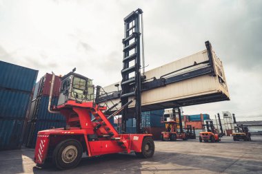 Denizaşırı nakliye için ağır makineli kargo konteynırı. .