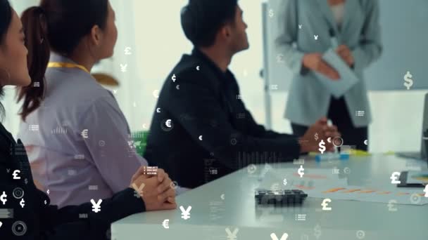 Geschäftsleute bei Mitarbeiterversammlung mit visionärer Grafik — Stockvideo