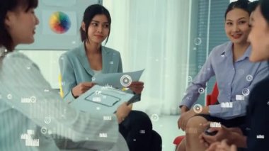 Şirket personeli toplantısındaki iş adamları imrendirici grafikle