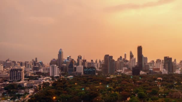 Tempo de transição diurna e noturna lapso de paisagem urbana e edifícios em metrópole — Vídeo de Stock