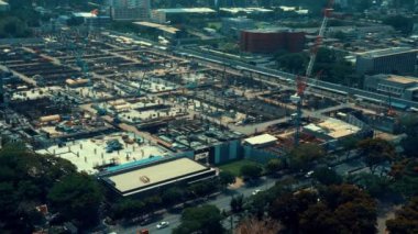 Metropolis 'te ağır inşaat makineleri olan büyük bir şantiye.