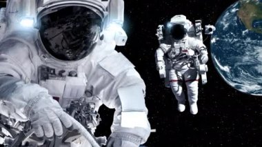 Astronot uzay yürüyüşü yaparken uzay uçuşları görevinde çalışıyor.