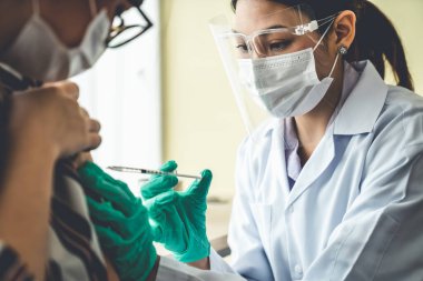 Genç bayan, aşı için yetenekli doktoru hastanede ziyaret ediyor.