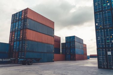 Denizaşırı nakliye için ağır makineli kargo konteynırı. .