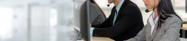 Call center ou agente de suporte ao cliente em banner panorâmico de visão ampla — Fotografia de Stock