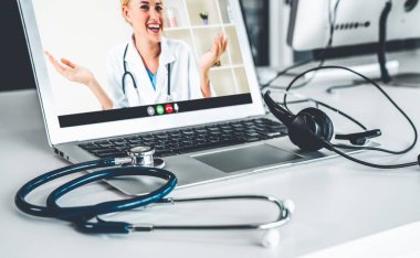 Doktorun hastayla aktif olarak konuşması için internet üzerinden teletıp görüntüsü