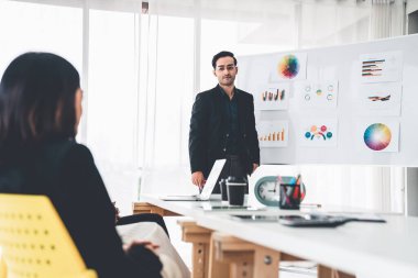 İş adamları daire içinde otururken iş projesini ustaca tartışıyor