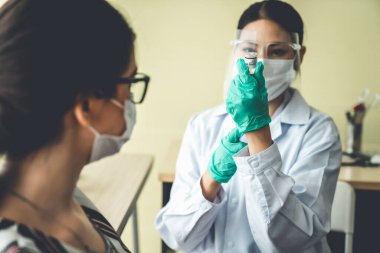 Genç bayan, aşı için yetenekli doktoru hastanede ziyaret ediyor.