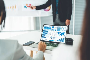 İş kadını, ofiste dizüstü bilgisayarını iyi kullanarak iş toplantısı yapıyor.