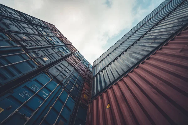 Last container för utrikes sjöfart på hög stack titta upp från marken — Stockfoto