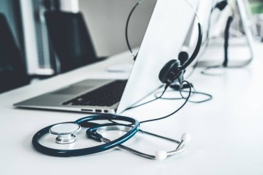 Klinikteki kulaklık ve doktor ekipmanları hasta için aktif destek için hazır.