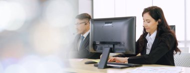 Ofiste çalışan, kulaklık takan iş adamları daha geniş görüşlü.