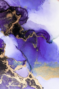 Kağıt üzerinde mermer sıvı mürekkep resminin mor altın soyut arkaplanı .