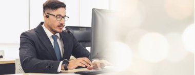 Ofiste çalışan, kulaklık takan iş adamları daha geniş görüşlü.