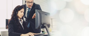 Ofiste çalışan, kulaklık takan iş adamları daha geniş görüşlü.