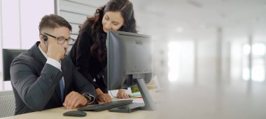 Ofiste çalışan, kulaklık takan iş adamları daha geniş görüşlü.