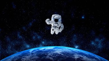 Astronot uzay yürüyüşü yaparken uzay uçuşları görevinde çalışıyor.