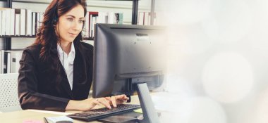 Ofiste çalışan, kulaklık takan iş adamları daha geniş görüşlü.