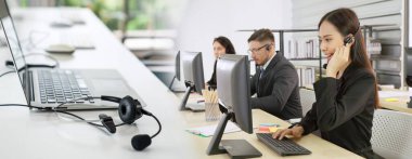 Ofiste çalışan, kulaklık takan iş adamları daha geniş görüşlü.