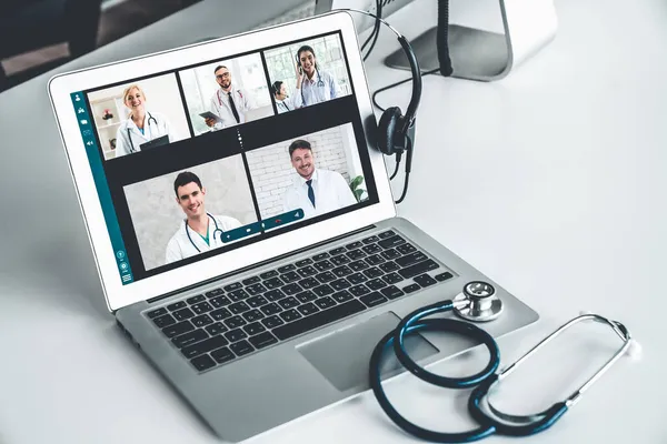 Telemedicintjänsten online videosamtal för läkare att aktivt chatta med patienten — Stockfoto