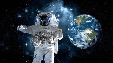 Astronot uzay yürüyüşü yaparken uzay uçuşları görevinde çalışıyor.