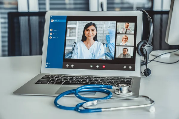 Servicio de telemedicina videollamada en línea para que el médico charle activamente con el paciente — Foto de Stock