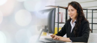 Ofiste çalışan, kulaklık takan iş adamları daha geniş görüşlü.