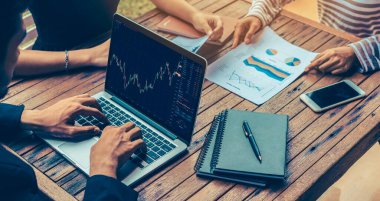 Dahiyane bilgisayar yazılımının borsa veri tablosu analizi