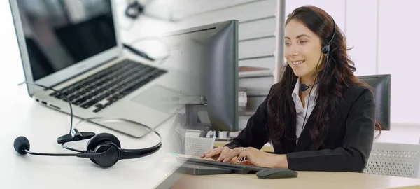 Geschäftsleute mit Headset im Büro erweitern den Blick — Stockfoto